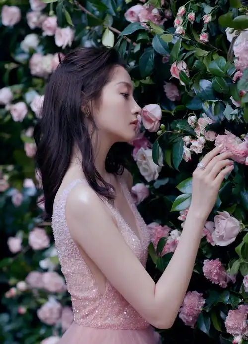 关晓彤终于穿对了!一袭花粉蛋糕释放绝美仙气,港风大片更闪瞎眼