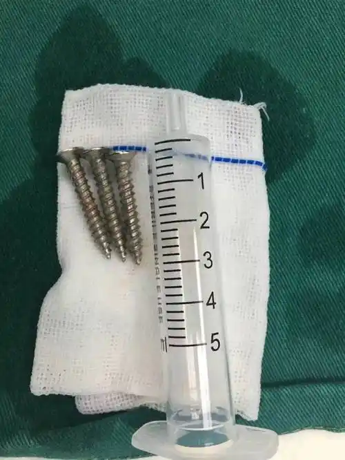 3岁男童竟给1月大弟弟喂下3枚钉子!妈妈发现时已口吐白沫面色发紫