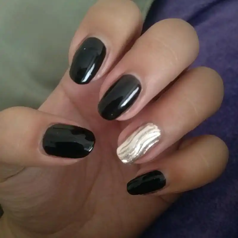 还是很显手白的 94之前什么颜色都做过就是没有做过黑色的_指甲油