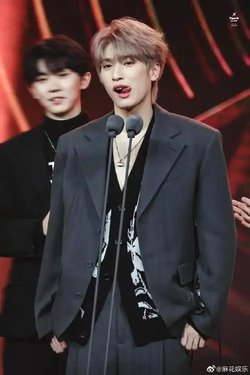 严浩翔微博音乐盛典红毯造型2.0