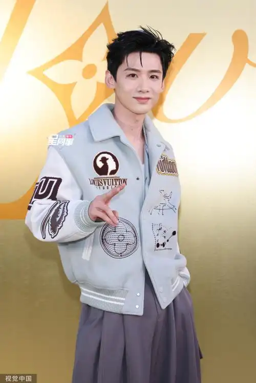 白敬亭巴黎时装周生图##白敬亭与粉丝合影