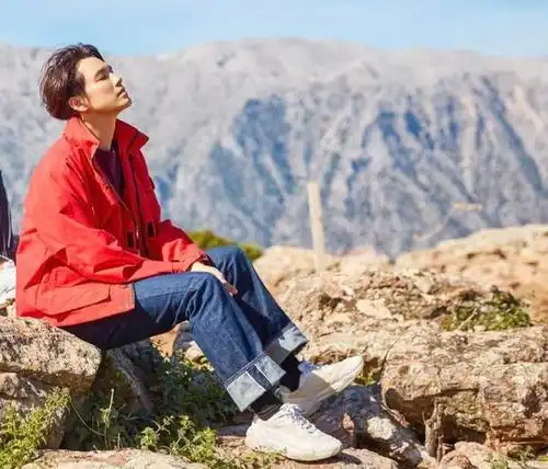 从轻奢到平价,将情话绣在袖口,扒一扒钟汉良的私服穿搭