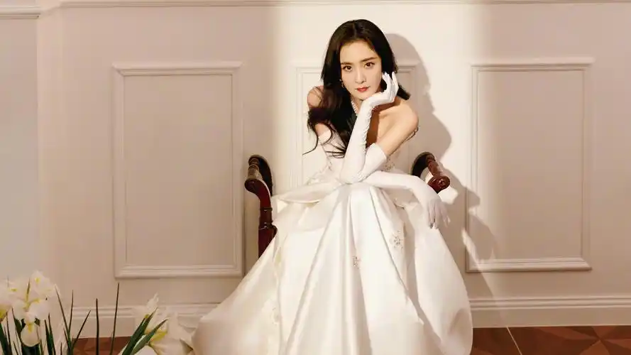 杨幂优雅性感写真图片壁纸_性感美女杨幂壁纸高清_三千图片网