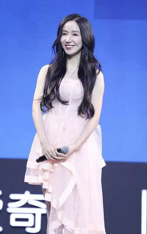 娄艺潇穿纱裙也太仙女了身材曲线真撩人自带优雅端庄气质