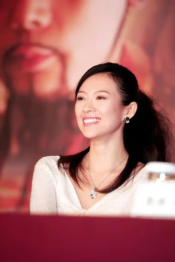 章子怡早期活动照,扎"大妈发"气质脱俗,笑容可爱美成初恋