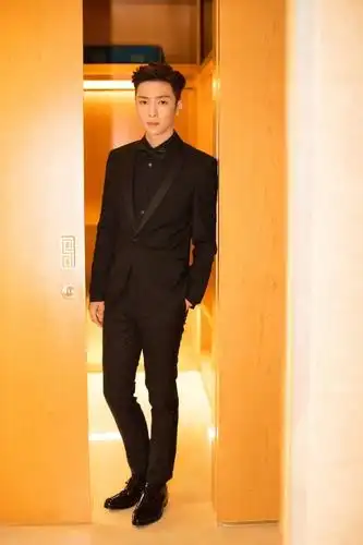 今年秋天,张艺兴教会了我如何将基本款穿出时髦感!| 星世界