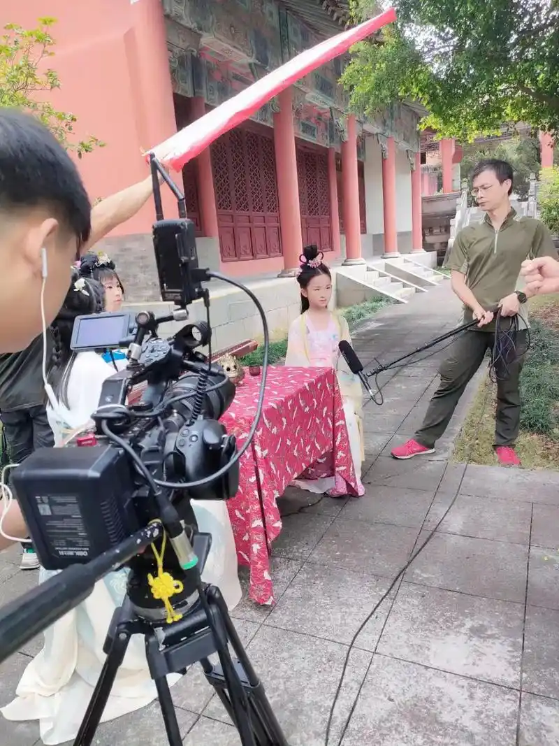 剧组拍摄中.第一次感受了做演员的辛苦,表情,动作,语言配合真 - 抖音