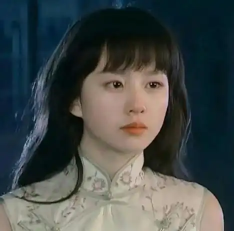 最近,网络上意外地流传开了一组刘诗诗年轻时的旧照片,这组照片迅速