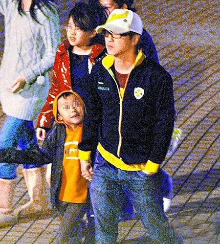 庾澄庆(中)和大姐(左)带小哈利去吃意大利面 哈林呼唤儿子小哈利,露