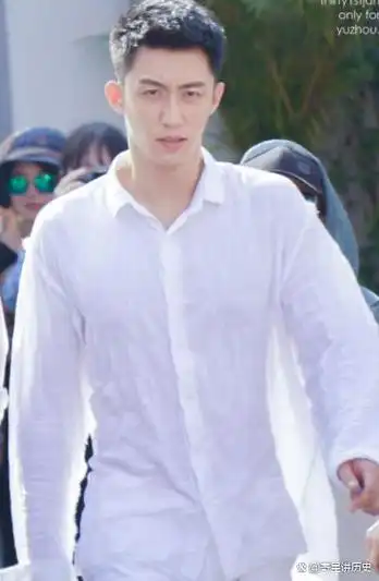 在《放开我北鼻》这档综艺节目中,黄景瑜展现出了体贴和耐心,因此吸引