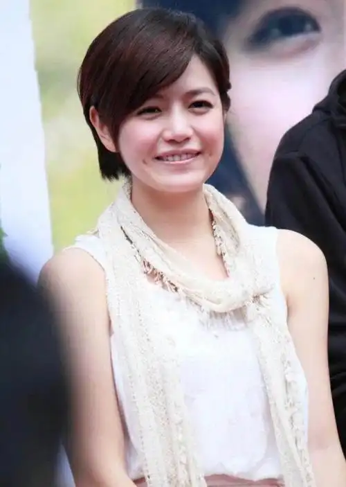 陈妍希终于选对造型!背心配短发,利落干练又显气质|发型|浅色系_网易