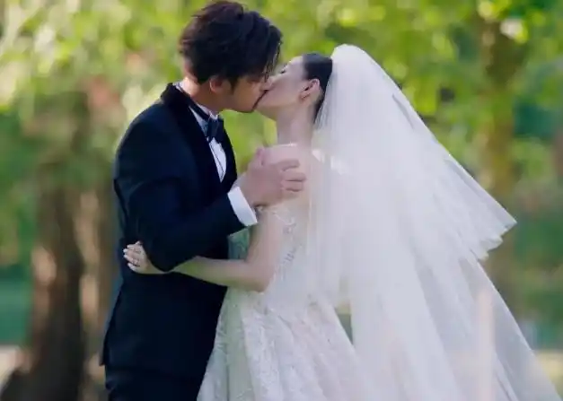 张天爱穿婚纱与陈柏霖拥吻,有谁注意两个人的表情,太上头了
