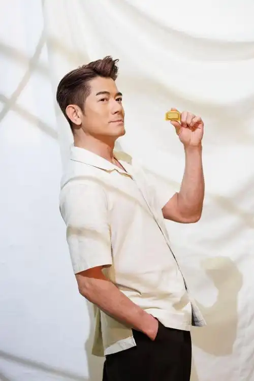 郭富城把月饼拍出大片既视感##郭富城手中的月饼是想分我一半吗