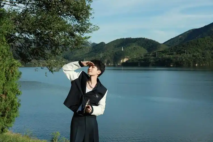 王俊凯氛围感湖边大片曝光 阳光少年诠释漫步旅人_凤凰网