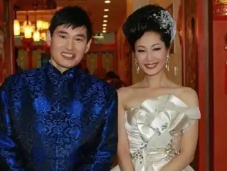 于文华的老公是《纤夫的爱》这首歌的创作者李凡,正是因为他的前夫