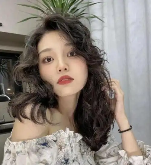 中长复古风烫发图片 时髦摩登越烫越美 - 女生烫发 - 发型站