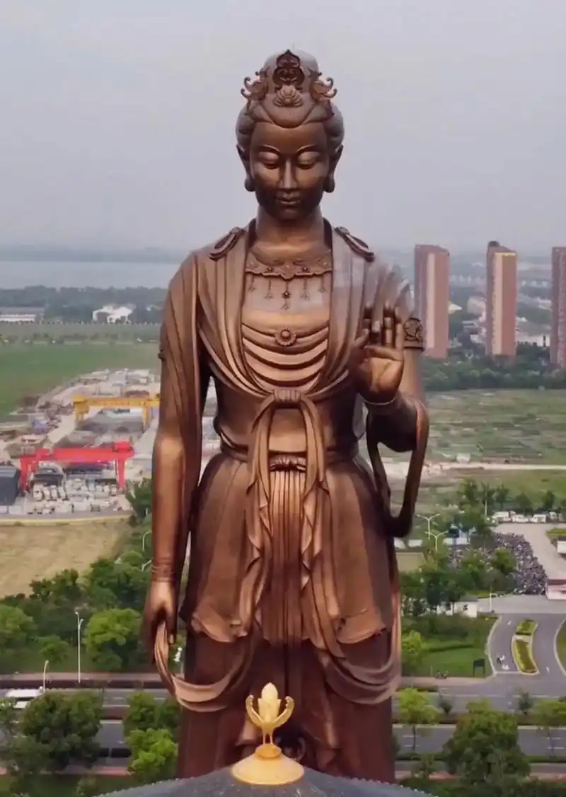 苏州阳澄湖畔的"武则天"雕塑,高大威猛,睥睨众生.