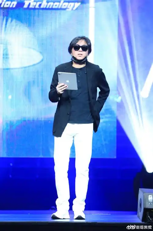 高晓松身材#高晓松发文称自己创下了71.8千克的新纪录,这腿真不错 !!