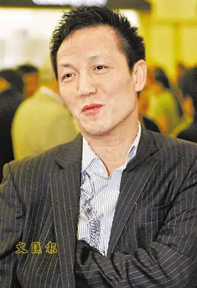 周正毅昨晨低调「出册」