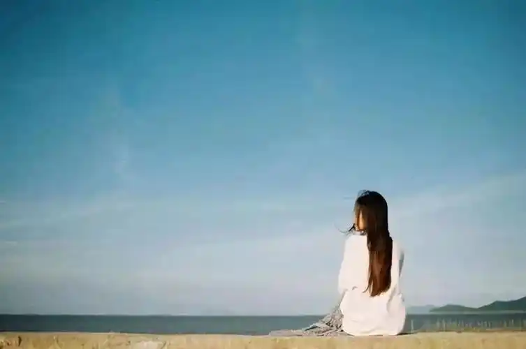 有时候我们假装很快乐,是为了让别人看到我们的坚强,有时候我们装作很