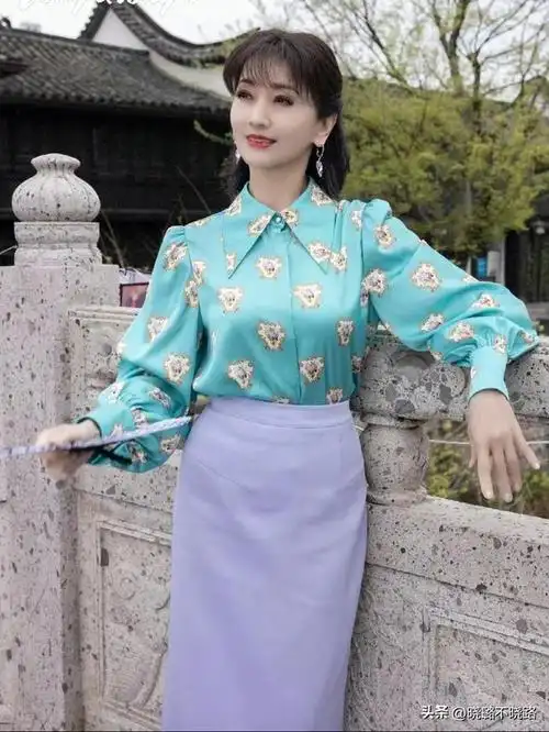 赵雅芝一个被演艺耽误的穿搭博主每套都时髦减龄又气质