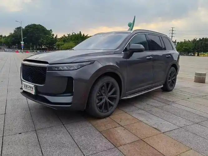 2021年02月份上牌 理想one增程6座版 前后电动座椅 一体式3连屏 20寸