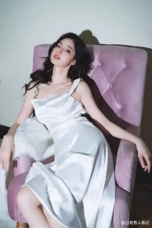 赵粤白色浪漫大片上线,一袭白色露背长裙,柔美轻盈浪漫吸睛