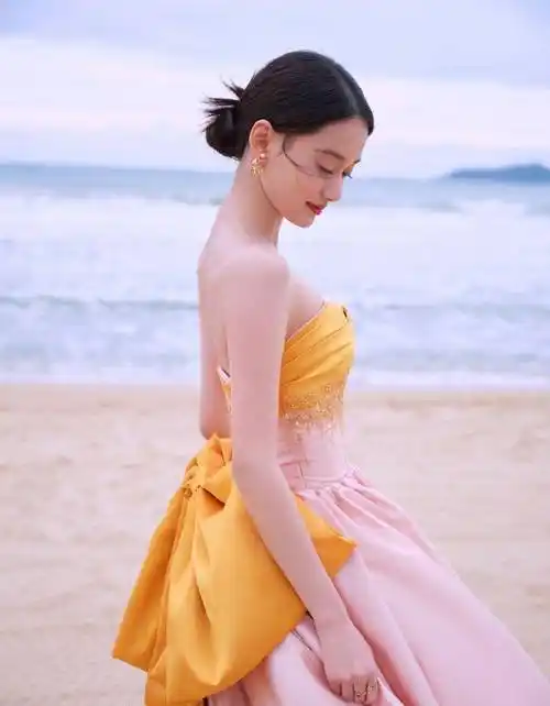 冬日里的裙装盛会,宋茜和倪虹洁同台比美,陈都灵穿婚纱更惊艳_裙子