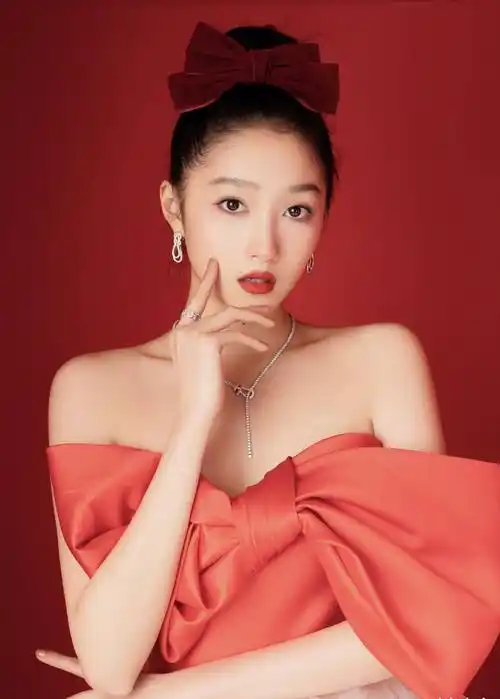 关晓彤造型师被吐槽后终于穿对一次,妆容突破,轻熟大气有范儿_身材