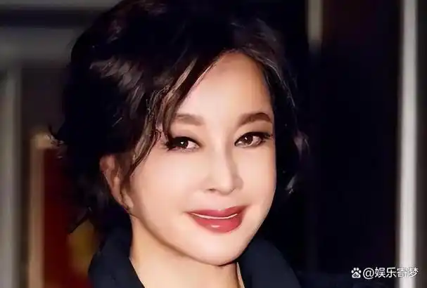 69岁老丫头刘晓庆近照面部诡异吓人,这啥妖怪?竟还有人效仿