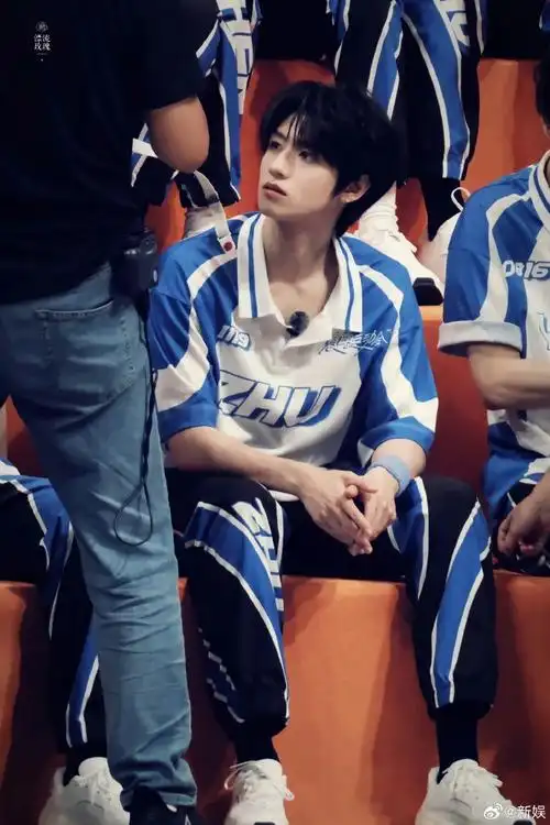 小朱是一点都不把粉丝当外人,有腹肌是真露啊99又帅身材又好,轻轻地