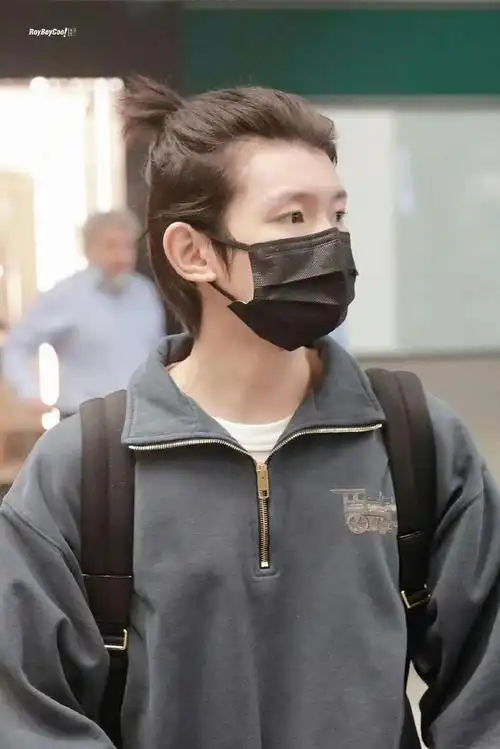 还留了长发扎了个背头小辫,那就期待一下王源的时装周之旅啦#王源米兰