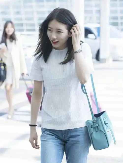 机场出行的裴秀智,一般都是很清爽的风格, 和其他一些可以凹造型的