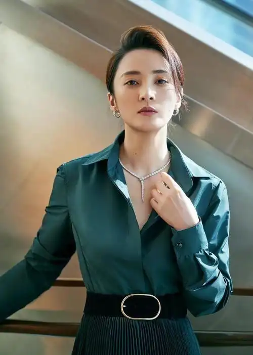 蒋勤勤剪了短发气质绝了穿西装吊带阔腿裤近看身材好高级