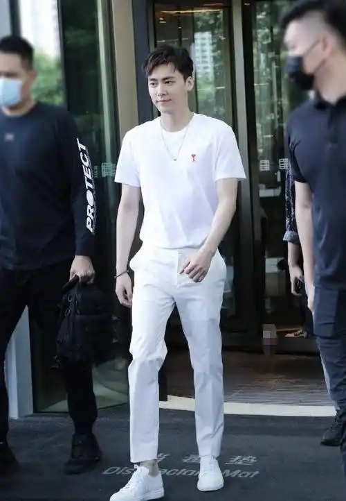 李易峰拍时尚大片,穿黑西装干练帅气,三七分比例太绝了_look_白色