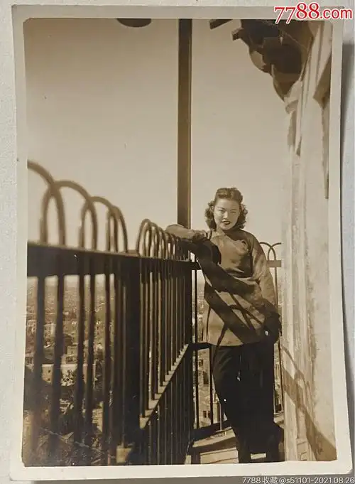 民国时期美女在上海高楼屋顶阳台留影照_老照片_图片收藏_回收价格