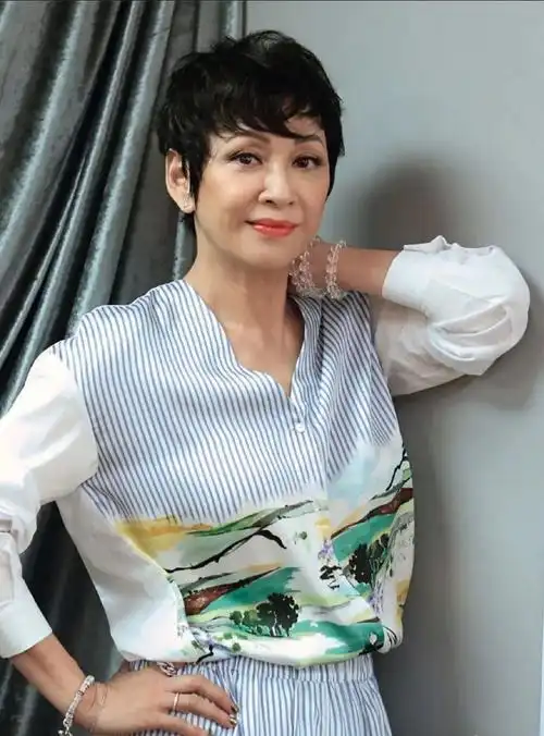 余安安年过六十精致依旧条纹印花裙搭小白鞋休闲高级感满分