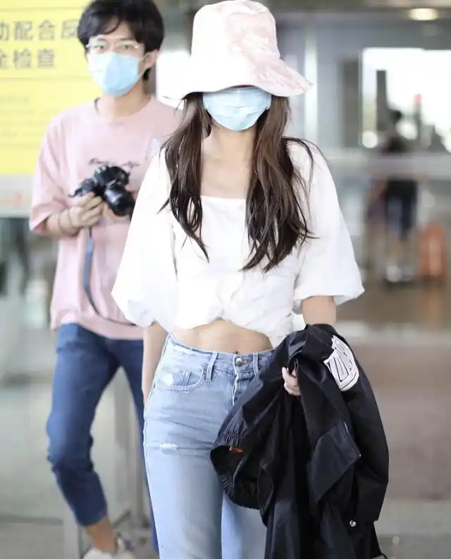 angelababy穿泡泡袖露脐装现身机场,低调疾行,马甲线妊娠纹瞩目_杨颖