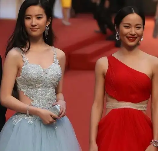 回顾:明星尴尬现场场面,刘亦菲笑容逐渐消失,赵丽颖高情商应对