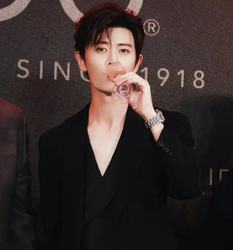 任嘉伦深v西装,任嘉伦今天在上海的品牌活动,线下人气好高!