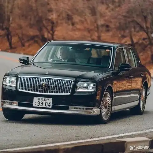 丰田世纪,一款被誉为日系豪华车界顶尖之作的大型豪华轿车,以其独特的