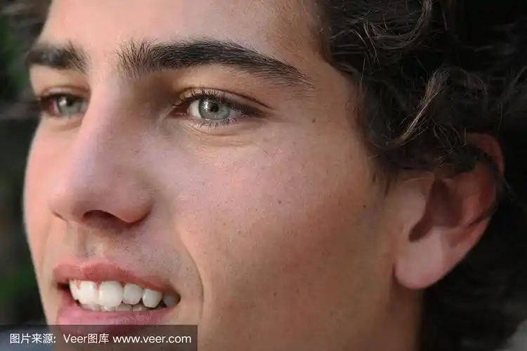 年轻男子的半侧面特写