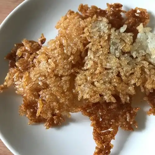 水中央的琳达做的剩饭锅巴