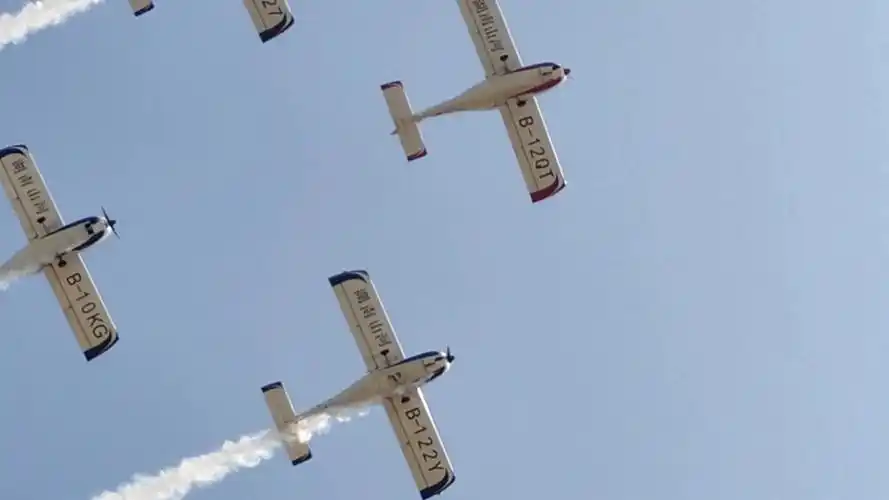 不懂叫啥的小飞机从头顶飞过