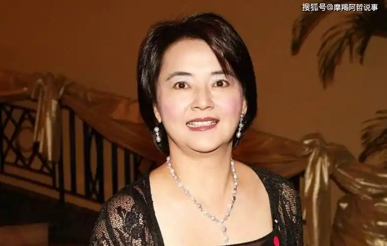 原创62岁胡慧中近照曝光,面部变形差点认不出,身材发福但风韵犹存