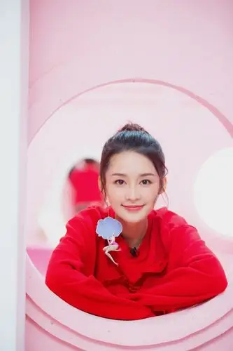 李沁甜美亮相某综艺 古灵精怪满满少女力