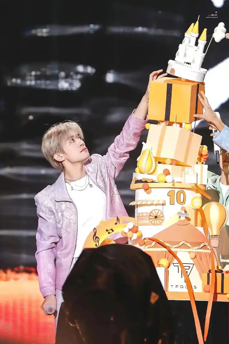 图片我放这里啦想要原图的看我主页简介哦易烊千玺舞台