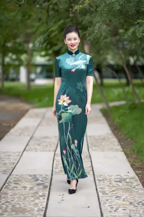 一身修饰多优雅,万种风情满态娆. 佳丽凌波踏水步,徐娘手执彩扇摇.