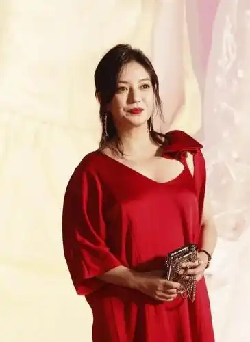 赵薇胖后胖前两个人,直发搭配完美身材大减龄!