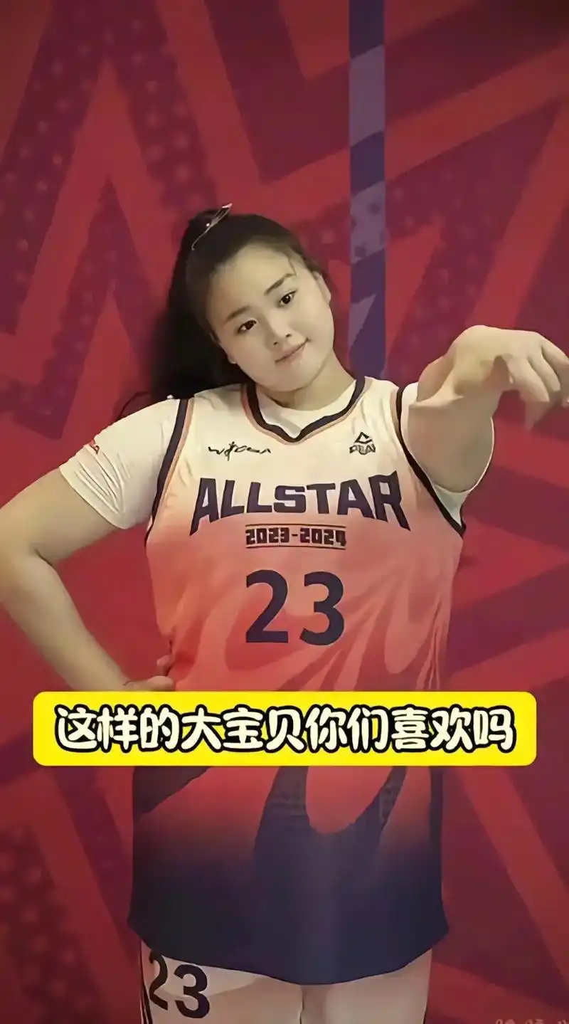 在成都大运会上,身高2米01,体重260斤的刘禹彤,因为身材敦实,打得欧美